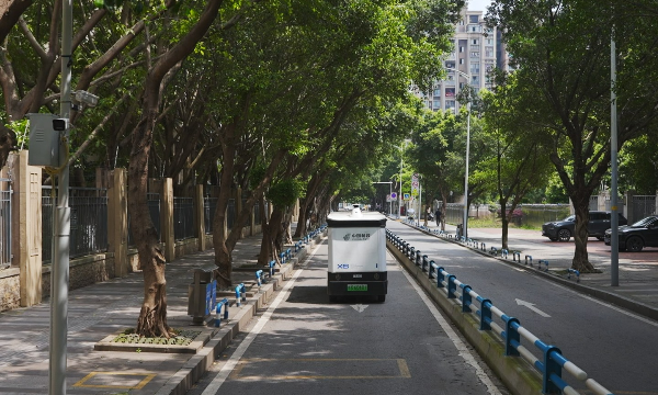 重庆邮运通添 “新骑手”   无人车进村送快递