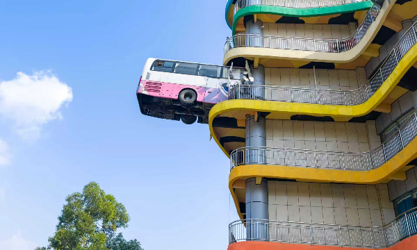 “重庆真有停在八楼的二路汽车”霸屏抖音 小镇创意装置再掀热议