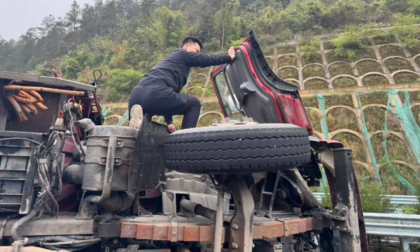 货车高速公路跑掉俩轮侧翻   过路车辆第一时间停车救人