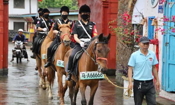 雨霁风光好 骑马游街添新趣 小镇打造沉浸式文旅新体验