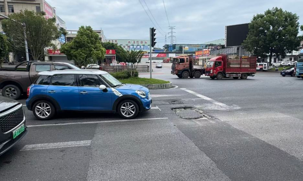 民生调查 | “这条大道的路面有个超25厘米深的坑”……官方回应：已进行上报，将尽快组织修复