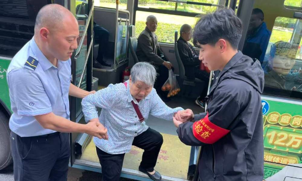 重庆公交建立“适老化线路” 志愿者进社区面对面听取老年乘客意见建议