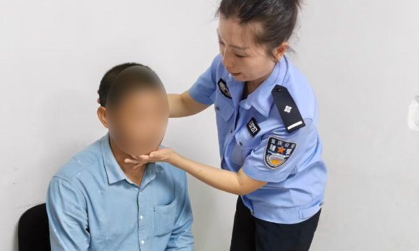 一张纸一支笔，他们“聊”了十分钟——江津警方为听障群众暖心办证