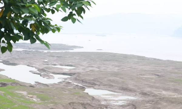 三峡水库完成腾库消落 涪陵小镇江滩焕新：“戈壁”地貌里萌动湿地生机