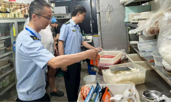 猪血冒充鸭血、销售过期毛肚、回收老油回流餐桌…… 重庆曝光10起火锅类食品安全典型违法案件