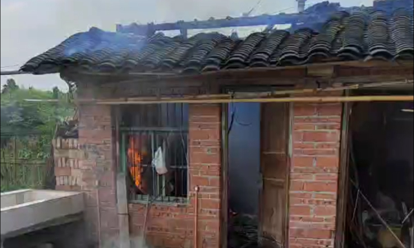 鱼塘钓鱼撞见民房起火 铜梁区一基层干部冲进燃烧着的房屋救出独居老人