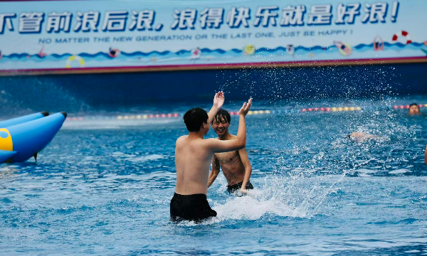 中高考落幕赴夏约！小镇开启毕业季水上狂欢 少年逐浪放肆释青春