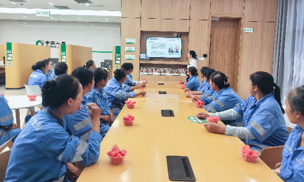 中国人寿寿险重庆市分公司：将夏日清凉服务送到户外劳动者身边