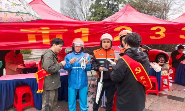 国寿映烟火 | 城市向前，温暖赶时间的人