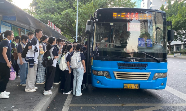 上千名学生出行有了“专属公交”——408路、3205路加密班次保障学生通勤