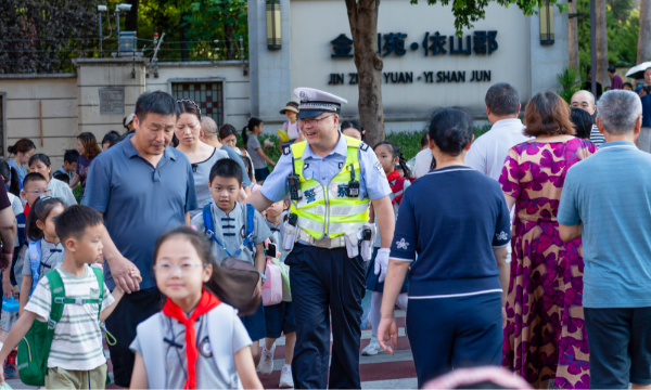 6993个护学岗全面启动，重庆警方护航400余万师生开学