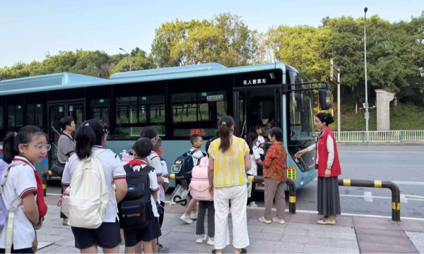 开学季出行高峰时段 有一群公交志愿者在为中小学生出行安全护航