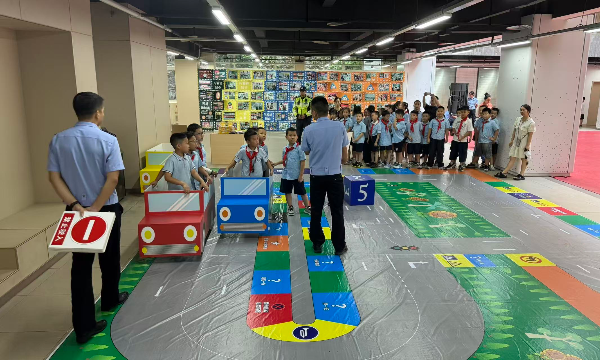 沉浸式平安课堂进校园 渝中民警给孩子们上了一堂别开生面的“开学第一课”