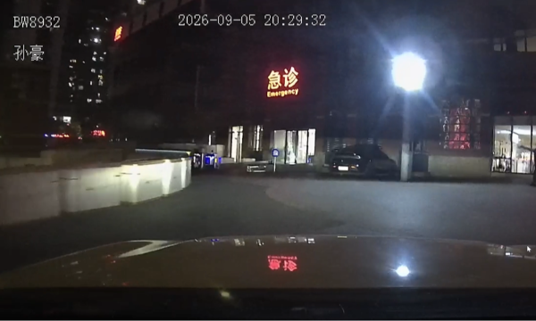00后司机护送出血孕妇 16分钟抢出生命通道